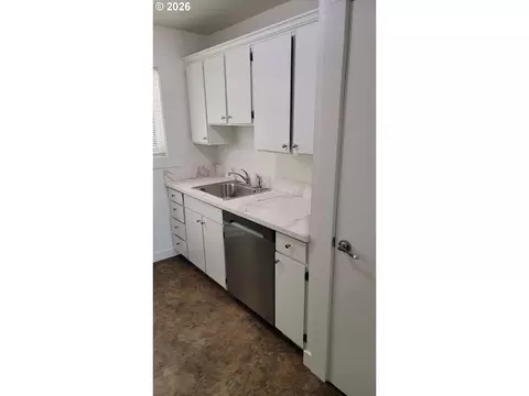 Kitchen - 110 SE Vista Ave, Gresham, OR 97080 photo 2 of 2