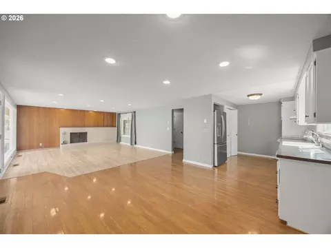 Living - 2545 Elysium Ave, Eugene, OR 97401 photo 7 of 7