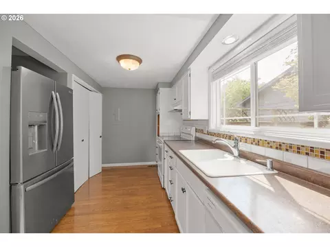 Kitchen - 2545 Elysium Ave, Eugene, OR 97401 photo 2 of 3