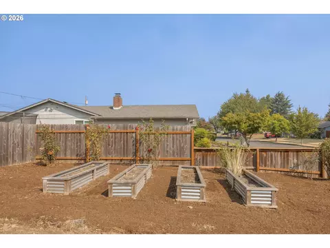 Exterior - 2545 Elysium Ave, Eugene, OR 97401 photo 2 of 7
