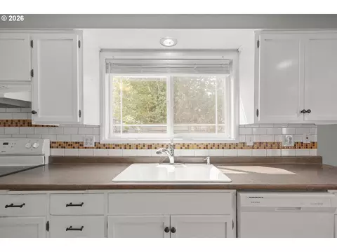 Kitchen - 2545 Elysium Ave, Eugene, OR 97401 photo 3 of 3