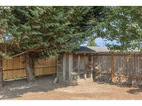 Exterior - 2545 Elysium Ave, Eugene, OR 97401 photo 6 of 7