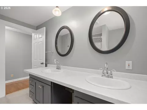 Bath - 2545 Elysium Ave, Eugene, OR 97401 photo 2 of 2