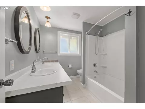 Bath - 2545 Elysium Ave, Eugene, OR 97401 photo 1 of 2