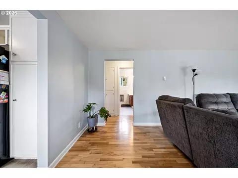 Entry Way - 4027 Concord St, Eugene, OR 97402 photo 1 of 2