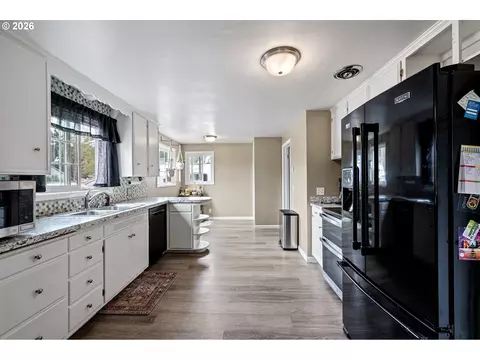 Kitchen - 4027 Concord St, Eugene, OR 97402 photo 1 of 7