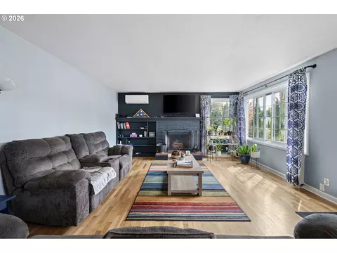 Living - 4027 Concord St, Eugene, OR 97402 photo 1 of 1