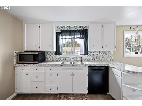 Kitchen - 4027 Concord St, Eugene, OR 97402 photo 3 of 7