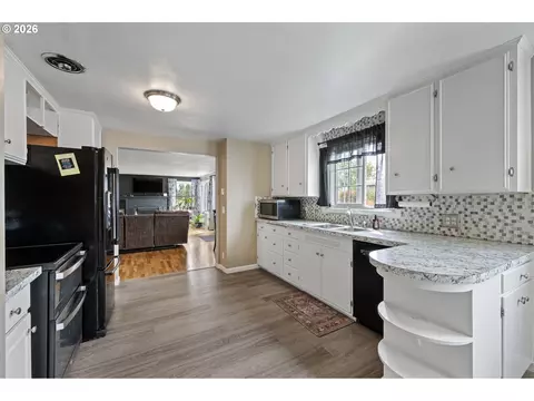 Kitchen - 4027 Concord St, Eugene, OR 97402 photo 5 of 7