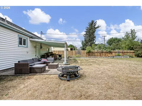 Exterior - 4027 Concord St, Eugene, OR 97402 photo 7 of 12