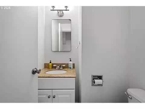 Bath - 4027 Concord St, Eugene, OR 97402 photo 2 of 3