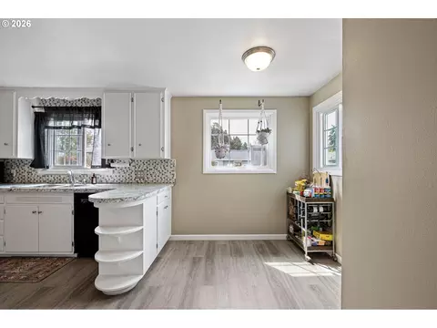 Kitchen - 4027 Concord St, Eugene, OR 97402 photo 6 of 7