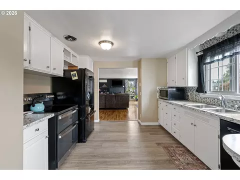 Kitchen - 4027 Concord St, Eugene, OR 97402 photo 4 of 7