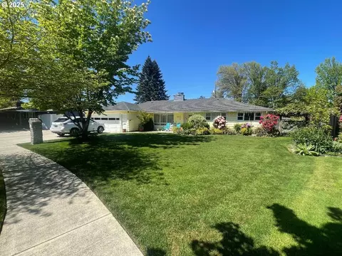 390 Hambletonian Dr, Eugene, OR 97401