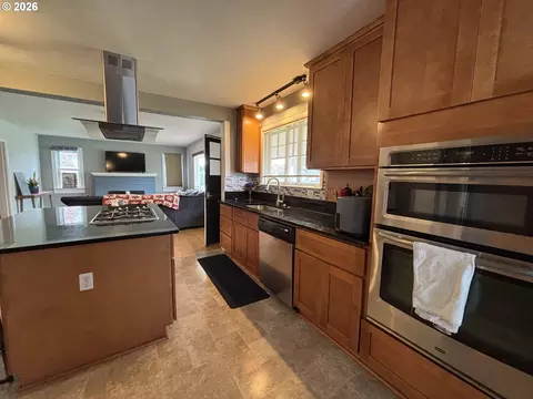 Kitchen - 39465 Proctor Blvd, Sandy, OR 97055 photo 7 of 8