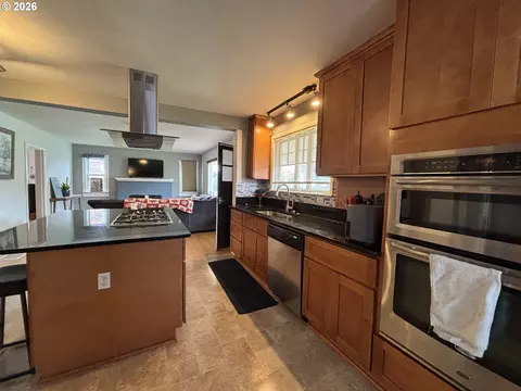 Kitchen - 39465 Proctor Blvd, Sandy, OR 97055 photo 6 of 8