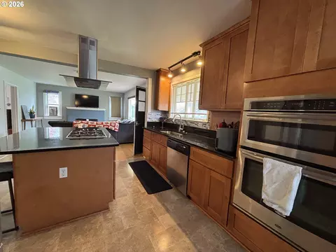 Kitchen - 39465 Proctor Blvd, Sandy, OR 97055 photo 8 of 8