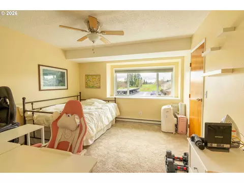 Bedroom - 1935 NE 19th St, Gresham, OR 97030 photo 1 of 5