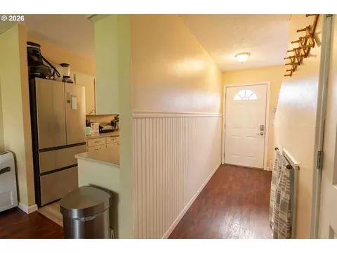 Entry Way - 1935 NE 19th St, Gresham, OR 97030 photo 1 of 3