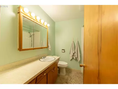 Bath - 1935 NE 19th St, Gresham, OR 97030 photo 3 of 4
