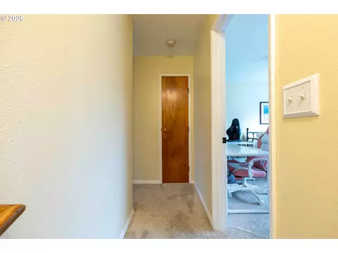 Entry Way - 1935 NE 19th St, Gresham, OR 97030 photo 3 of 3
