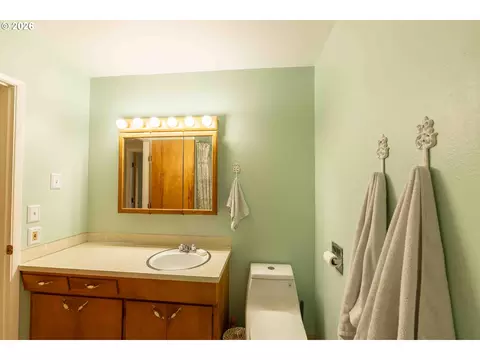 Bath - 1935 NE 19th St, Gresham, OR 97030 photo 4 of 4