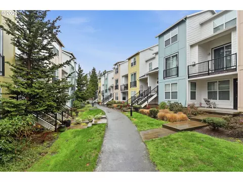 2004 NE Cadbury Ave #213, Beaverton, OR 97006