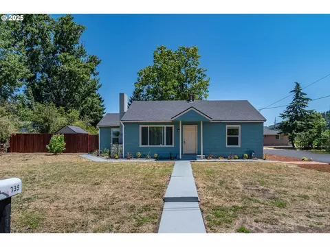 335 NE Cummins St, Roseburg, OR 97470