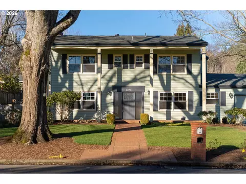 4221 SW 47th Dr, Portland, OR 97221