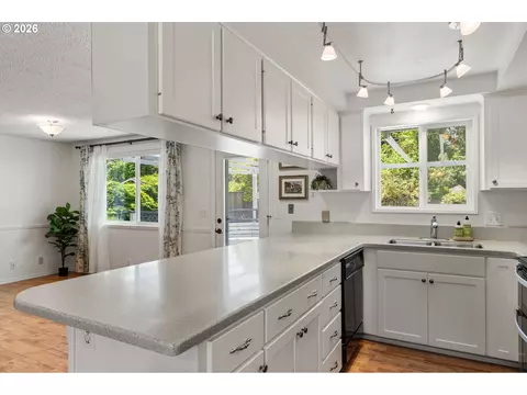 Kitchen - 532 Warrington Ave, Eugene, OR 97404 photo 2 of 3