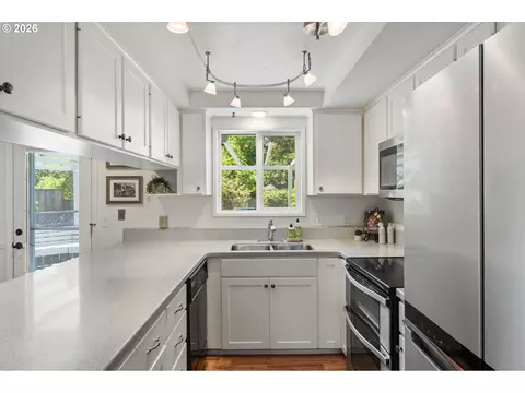 Kitchen - 532 Warrington Ave, Eugene, OR 97404 photo 3 of 3