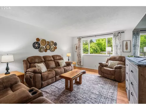 Living - 532 Warrington Ave, Eugene, OR 97404 photo 3 of 4