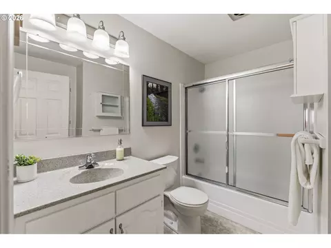 Bath - 532 Warrington Ave, Eugene, OR 97404 photo 2 of 3