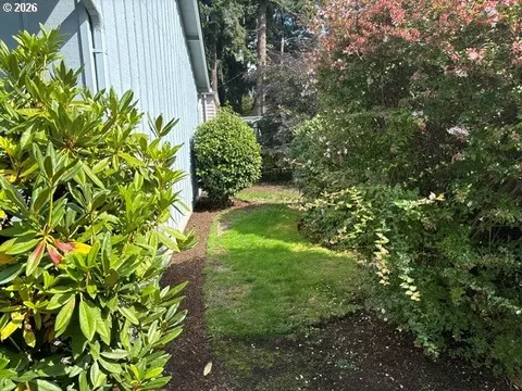 Exterior - 968 W L St, Springfield, OR 97477 photo 4 of 6