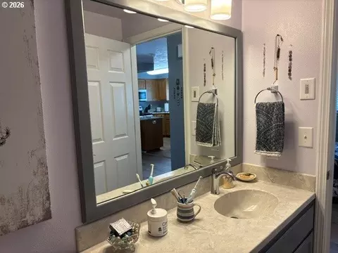 Bath - 968 W L St, Springfield, OR 97477 photo 2 of 2