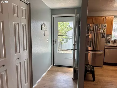 Entry Way - 968 W L St, Springfield, OR 97477 photo 2 of 3