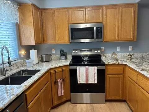 Kitchen - 968 W L St, Springfield, OR 97477 photo 2 of 3