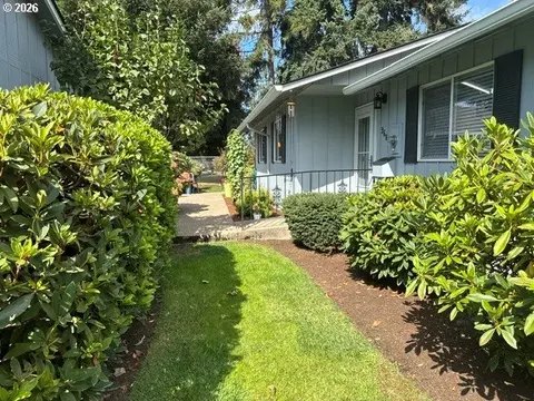 Exterior - 968 W L St, Springfield, OR 97477 photo 3 of 6