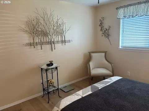 Bedroom - 968 W L St, Springfield, OR 97477 photo 2 of 3