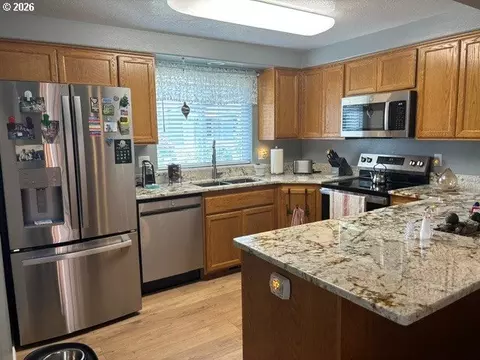 Kitchen - 968 W L St, Springfield, OR 97477 photo 1 of 3