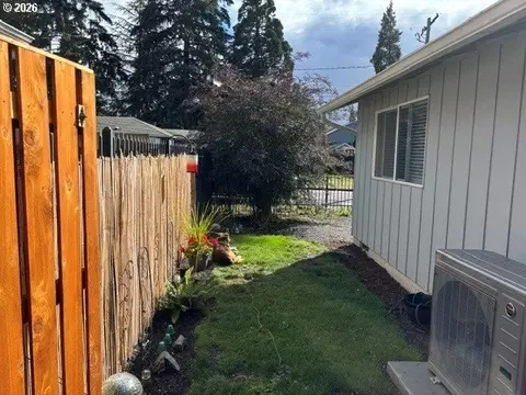 Exterior - 968 W L St, Springfield, OR 97477 photo 6 of 6