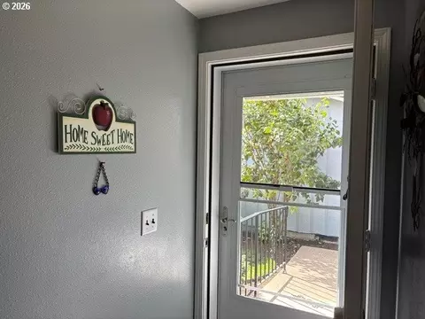 Entry Way - 968 W L St, Springfield, OR 97477 photo 3 of 3
