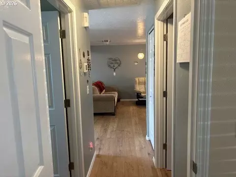 Entry Way - 968 W L St, Springfield, OR 97477 photo 1 of 3
