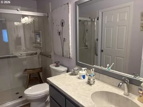 Bath - 968 W L St, Springfield, OR 97477 photo 1 of 2