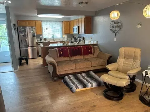 Living - 968 W L St, Springfield, OR 97477 photo 1 of 4