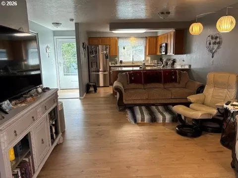 Living - 968 W L St, Springfield, OR 97477 photo 3 of 4
