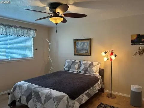 Bedroom - 968 W L St, Springfield, OR 97477 photo 1 of 3