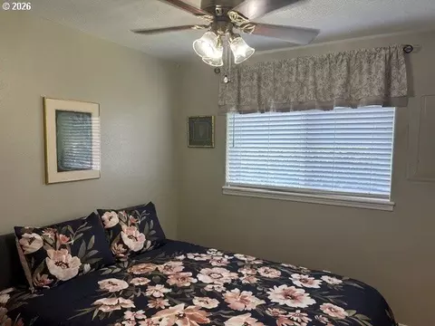 Bedroom - 968 W L St, Springfield, OR 97477 photo 3 of 3