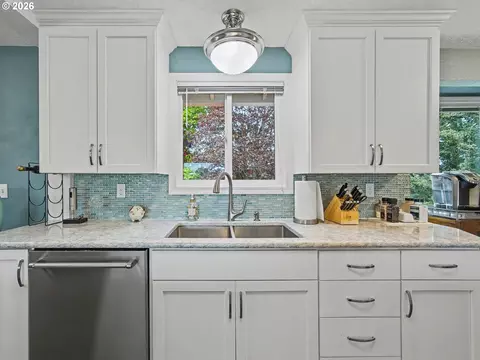 Kitchen - 28705 SE Haley Rd, Boring, OR 97009 photo 2 of 4