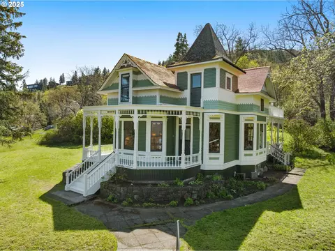 704 3rd Ave, Mosier, OR 97040